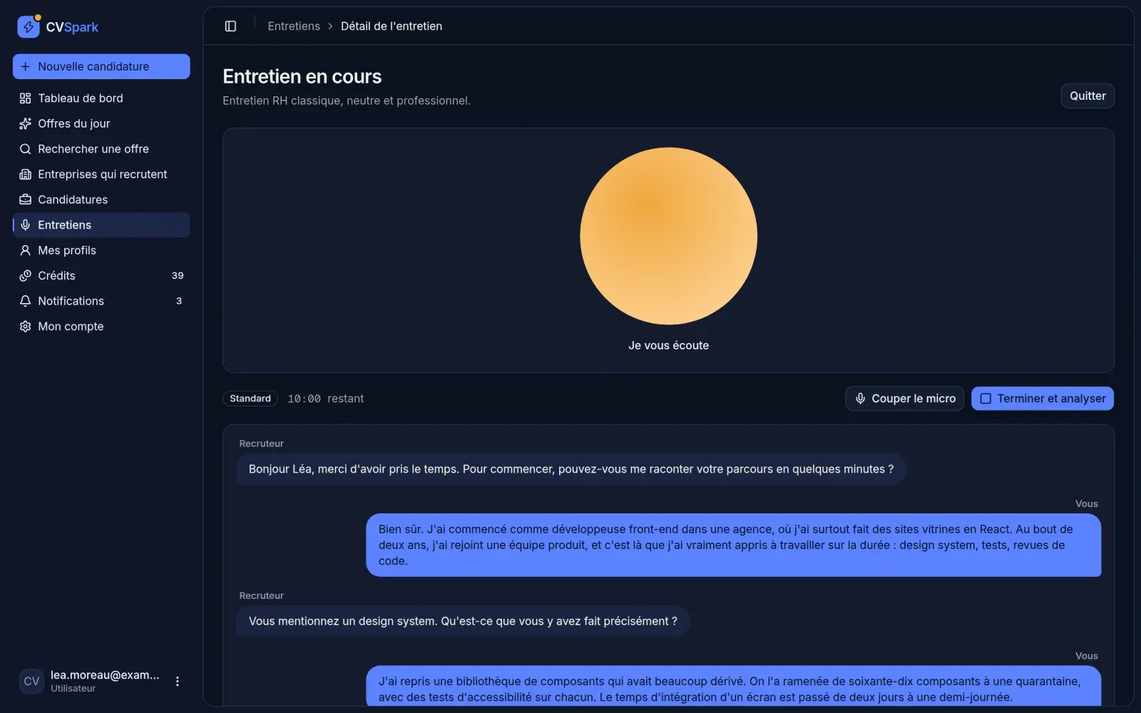 Entretien vocal en cours : orbe animé « Je vous écoute », minuteur et transcription des échanges